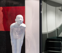 Verbeugende Statue neben Durchgang