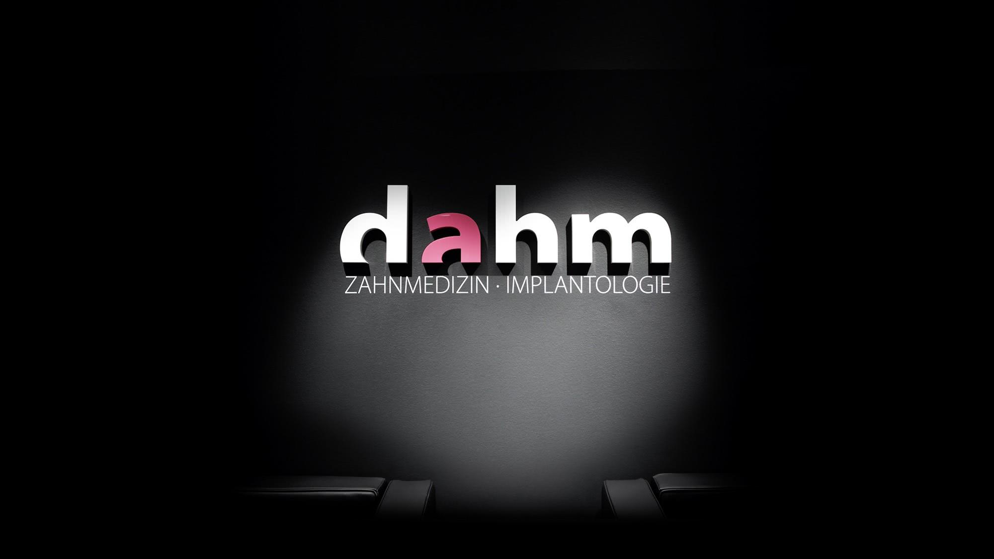 Zahnarzt Dr. Dahm Das Logo von dr-dahm auf schwarzem Hintergrund